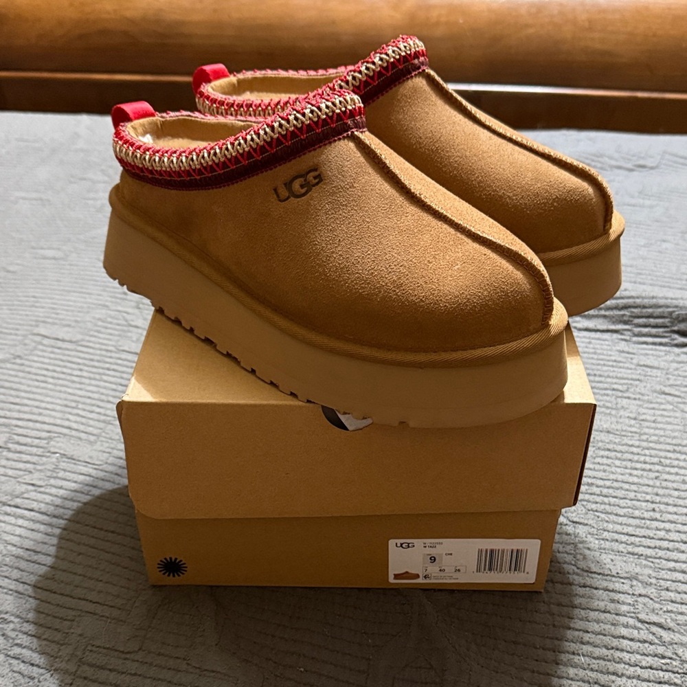 UGG Tazz  with Red Trim size 9 new